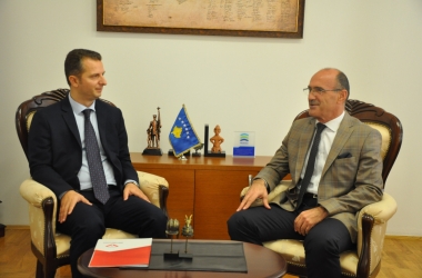 Ministri Gashi priti në takim përfaqësuesit e Shoqatës së Bankave të Kosovës